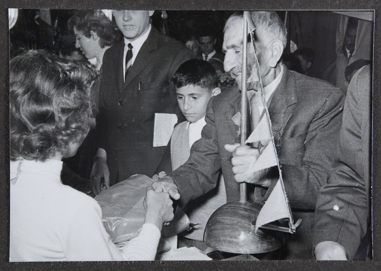 Reggio Emilia, 1955, Teatro Municipale, Festeggiamenti per l'80° di Alcide Cervi, omaggi ad Alcide Cervi